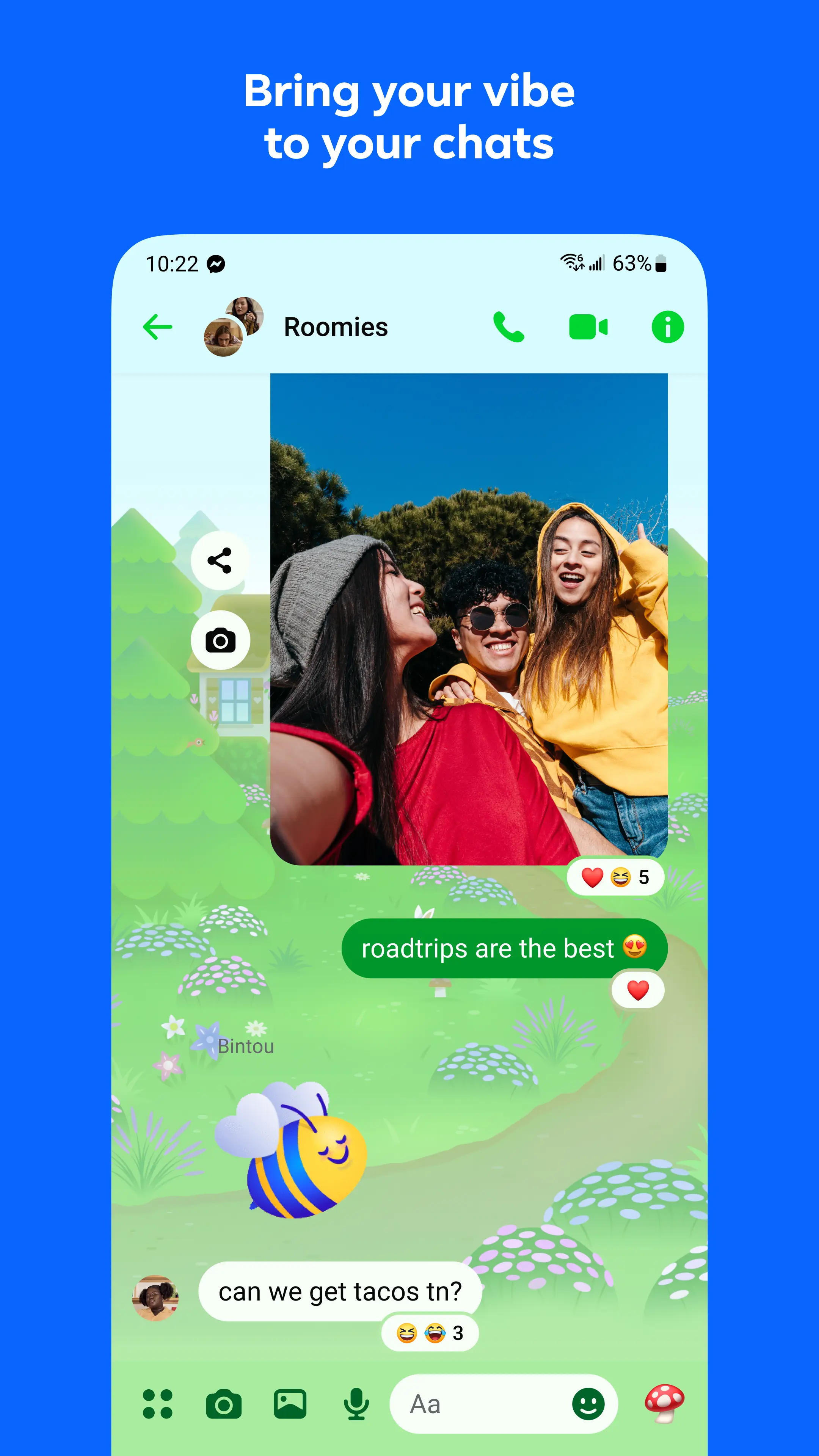 محادثة Roomies الجماعية في Messenger مع صورة أصدقاء وخلفية خضراء