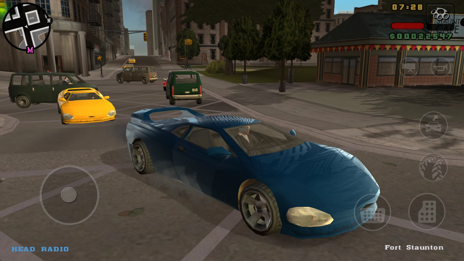 سيارة زرقاء في Liberty City Stories مع خريطة وأزرار لمس ضمن لقطة Rockstar لنسخة أندرويد